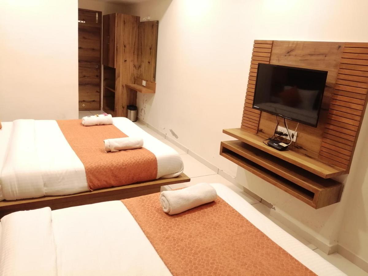 Hotel Golden City Vadodara Ngoại thất bức ảnh