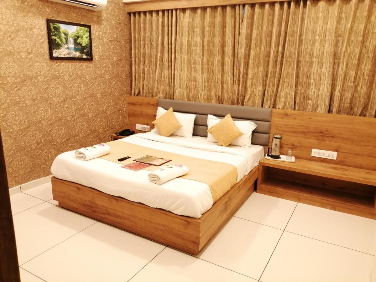 Hotel Golden City Vadodara Ngoại thất bức ảnh